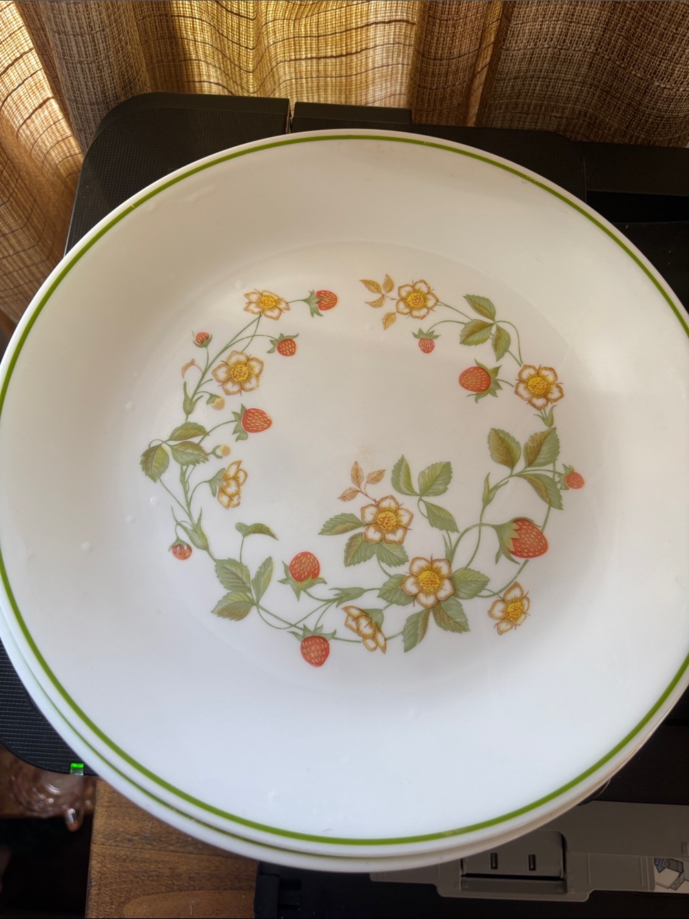 Corelle Strawberry Sundae 4 dinner plates